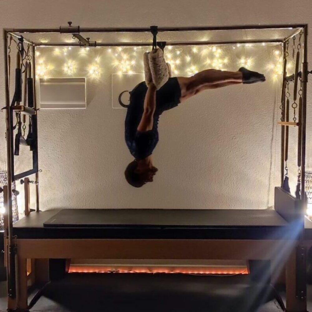 Chico haciendo pilates